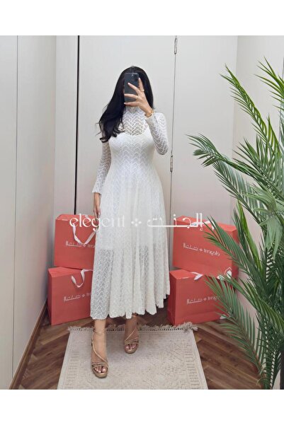 Elegent White lace dress with long sleeves and a soft cut