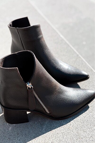 I Love Shoes حذاء كاوبوي نسائي من Mirno مصنوع من الجلد غير اللامع باللون الأسود