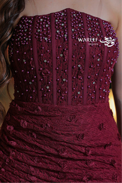 MAC CENTER A red evening dress adorned with pearl stones