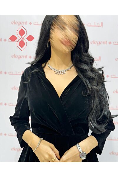 Elegent A luxurious black velvet dress with a smooth cut and regal elegance.