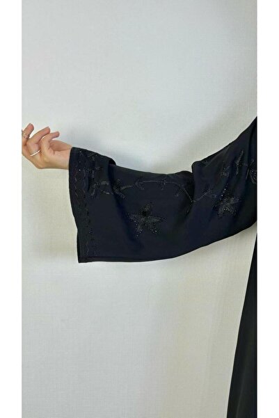 REİNA Quarter-circle abaya made of crepe fabric with wide embroidered sleeves