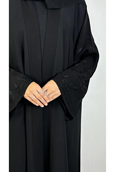 REİNA Quarter-circle abaya made of crepe fabric with wide embroidered sleeves