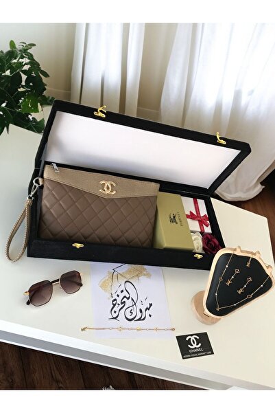 Generic Shoulder bag with accessories