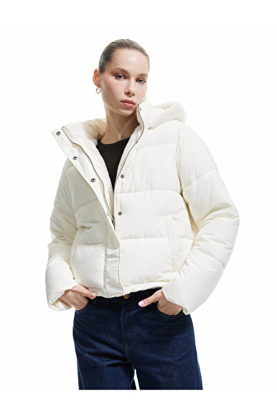 Koton με κουκούλα Φουσκωτό παλτό με φερμουάρ και εσωτερική βελούδινη τσέπη με κουμπιά