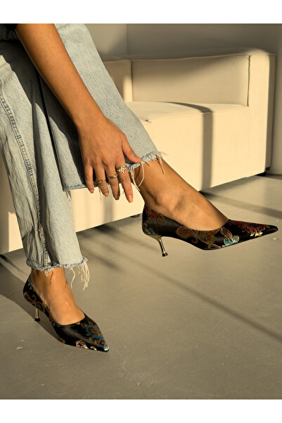 Letafia حذاء بكعب قصير مغلق من الخلف بنمط عرقي من فالي