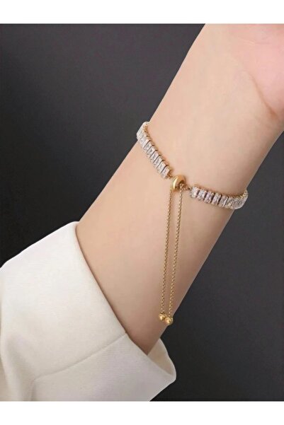 NEW STYLE A sophisticated and distinctive accessory set: a necklace measuring 45 + 5 cm and a bracelet of a single size, presented in a suitable gift box.