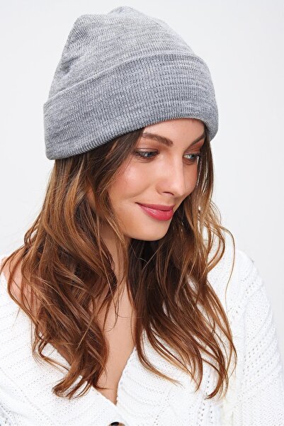 ELEVEN MARKETS Women's Gray Basic Beanie