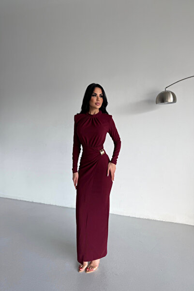 KAMACI BUTİK فستان بتصميم خاص باللون العنابي مع ياقة دائرية وإبزيم جانبي