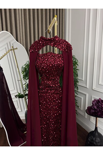 MASHN Elegant burgundy evening dress with a unique look