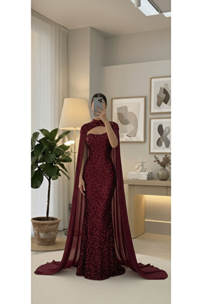 MASHN Elegant burgundy evening dress with a unique look