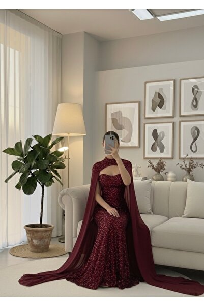 MASHN Elegant burgundy evening dress with a unique look