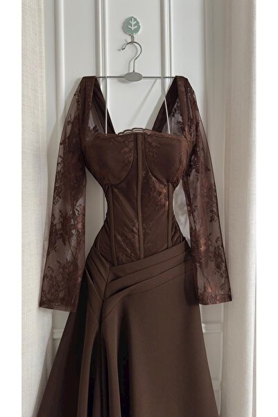 MASHN This elegant evening dress in a distinctive chocolate color features a corset silhouette and unique lace sleeves.