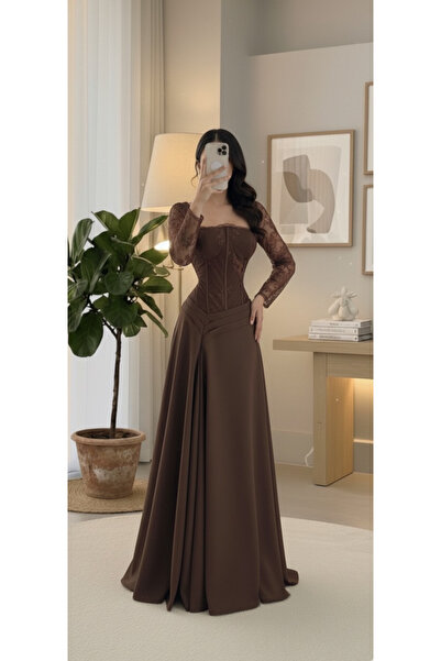 MASHN This elegant evening dress in a distinctive chocolate color features a corset silhouette and unique lace sleeves.