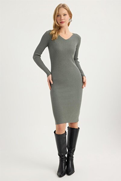 HomeStore Πλεκτό φόρεμα με λάμψη και λαιμόκοψη V