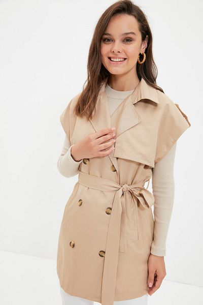 Trendyol Collection Kamelfarbene Trenchweste mit Gürtel - Doppeltasche TCTAW22YL0003