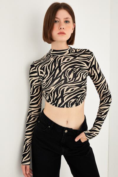Bipantolon Γυναικεία μπλούζα σε μπεζ χρώμα με σχέδιο ζέβρας και χαμηλό κόψιμο...