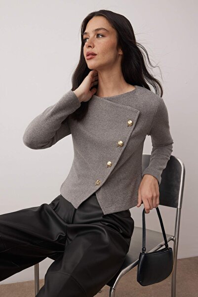 Trendyol Collection Graue, asymmetrische, detaillierte Strickbluse mit Knöpfen TWOAW26BZ00274