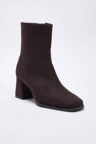 TRENDYOL SHOES Hnědé semišové dámské boty na podpatku se čtvercovou špičkou TAKAW26BO00069