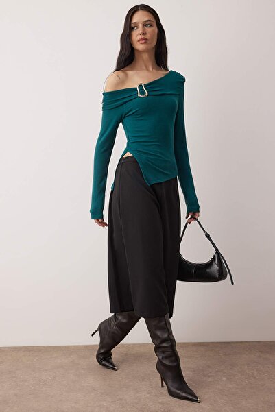 Trendyol Collection Σμαραγδένια πράσινη ασύμμετρη πλεκτή μπλούζα με ανοιχτό ώμο με λεπτομέρεια αξεσουάρ για τον γιακά TWOAW26BZ00121