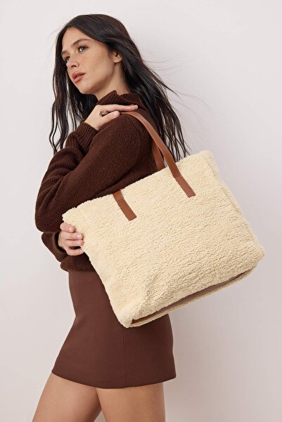 TRENDYOL SHOES Cream Plush Maxi Large Tote Women's Shoulder Bag Takaw26Oc00058