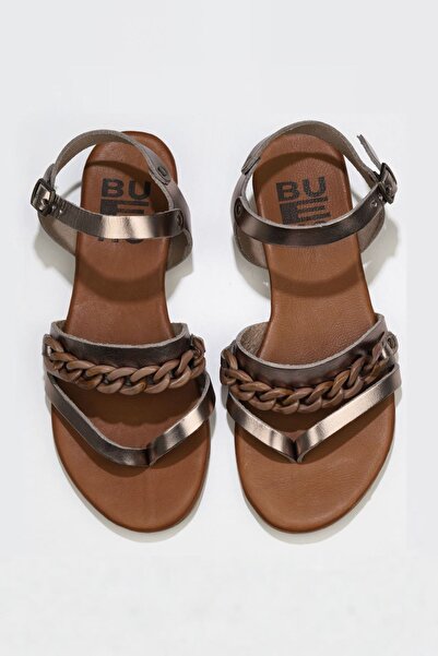 Bueno Shoes Γκρι γυαλιστερό δερμάτινο γυναικείο φλατ σανδάλι 01wu7406