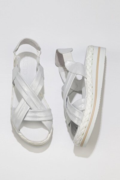 Bueno Shoes صندل نسائي من الجلد الفضي بكعب ويدج - 01wq1609