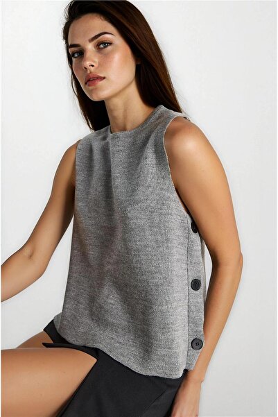 WeShaya بلوزة محبوكة بياقة دائرية مع أزرار جانبية باللون الرمادي الميلانج