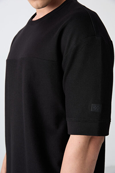 TOMMY LIFE Μαύρο ανδρικό μπλουζάκι Oversize με υφή χοντρή επιφάνεια - 88340