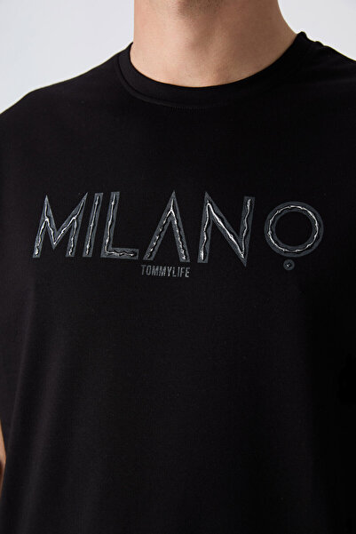 TOMMY LIFE Μαύρο βαμβακερό ανδρικό μπλουζάκι με μαλακή υφή και με στάμπα σε μεγάλο μέγεθος - 88345