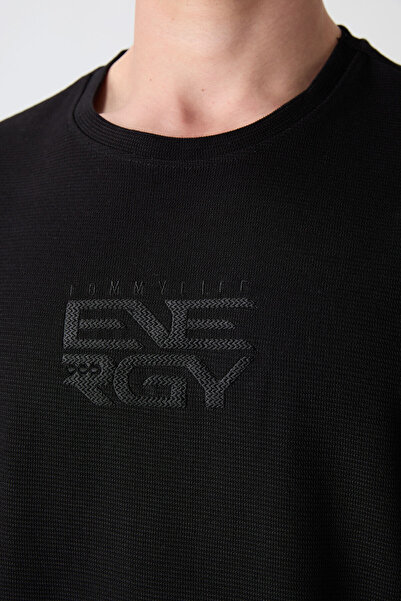 TOMMY LIFE Ανδρικό μπλουζάκι με τυπωμένη υφή από μαύρη βαμβακερή χοντρή επιφάνεια - 88336