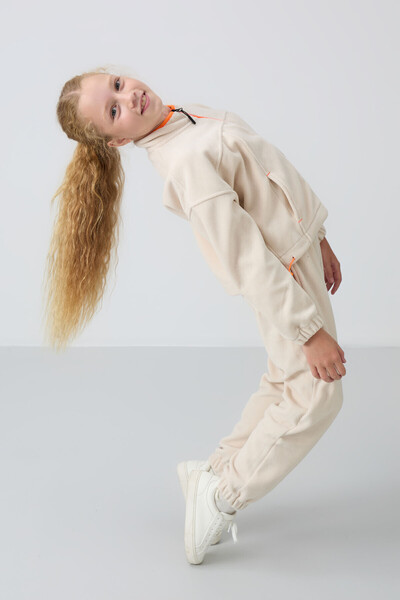 TOMMY LIFE Bej Kalın Yumuşak Dokulu Standart Fit Nakışlı Polar Kız Çocuk Swea...