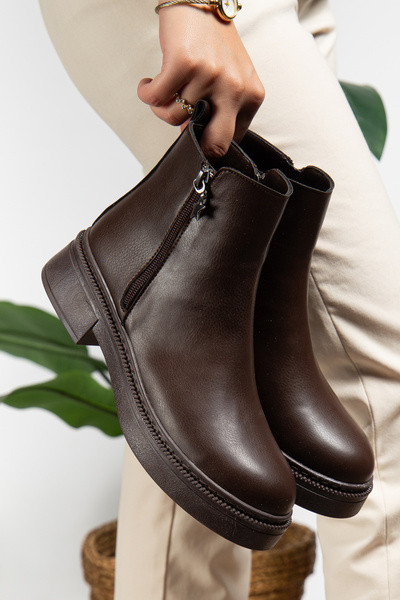 PLN SHOES حذاء نسائي قصير للكاحل من فيكتور باللون الأسود بتفاصيل سحاب وخياطة