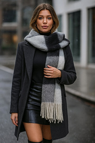 Luminos Butik Μαλακό και φούντα χειμωνιάτικο κασκόλ - Κρεμώδες λευκό μαύρο γκρι ριγέ Sal1270