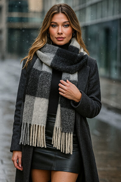 Luminos Butik Μαλακό και φούντα χειμωνιάτικο κασκόλ - Κρεμώδες λευκό μαύρο γκρι ριγέ Sal1270