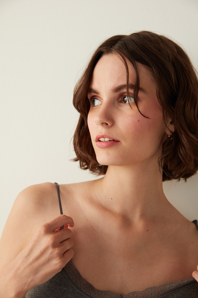 Penti Antracit vékony pántos csipke részletes sportoló