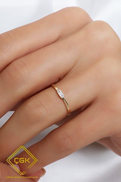 Çgk Çiğdem Gürel Kuyumculuk ÇGK “Solo Baguette” 8 Ayar Altın İnce Baget Taşlı...