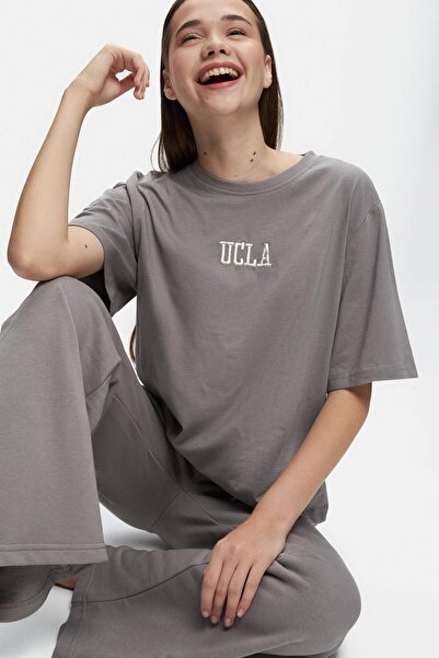 UCLA Γυναικεία αθλητικά παντελόνια DAPHNE σε γκρι χρώμα με κέντημα στο κάτω μέρος και κανονική εφαρμογή