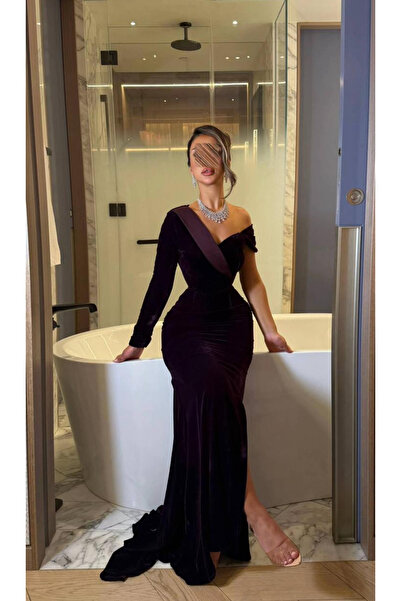 Viola A distinctive purple velvet dress with a modern design