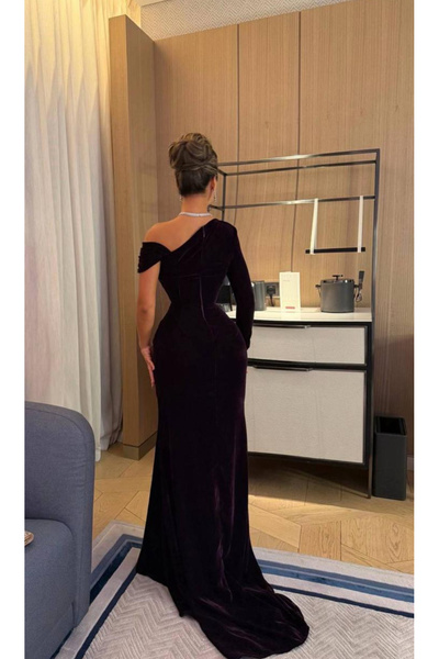 Viola A distinctive purple velvet dress with a modern design