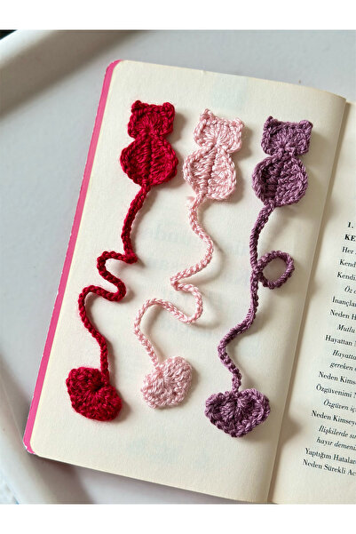 MÜHÜRŞAH Örgü Kedili Kitap Ayracı ( 3'lü Set - Kırmızı / Mor / Pembe ) Amigurumi