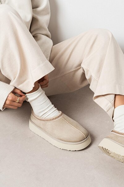 NİŞANTAŞI SHOES Béžové semišové a kožešinové pantofle s plochou podrážkou Sweet Sand Sabo House