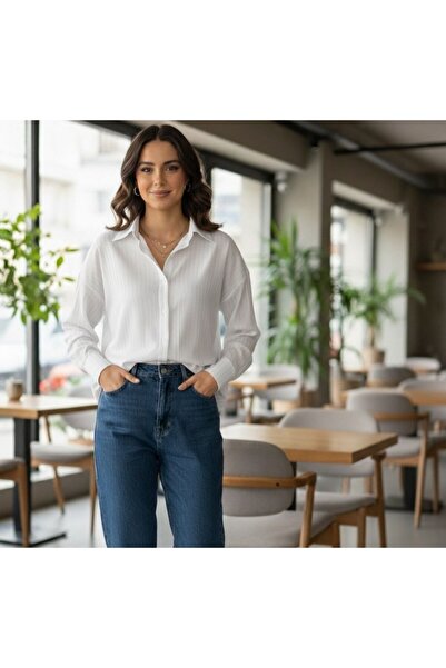 Butik İnci φοράει γυναικείο πουκάμισο με ρίγες υπερμεγέθη λευκό