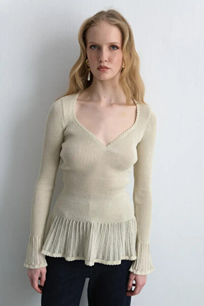 Gusto Heart Neckline Ruffle Detailed Knit Blouse - Gold