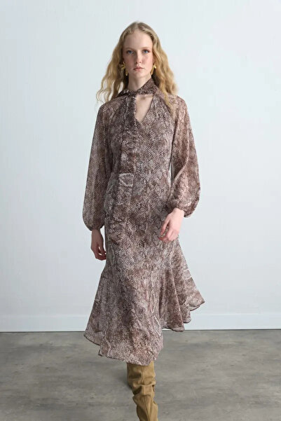 Gusto V Yakalı Fularlı Uzun Elbise - Kahverengi