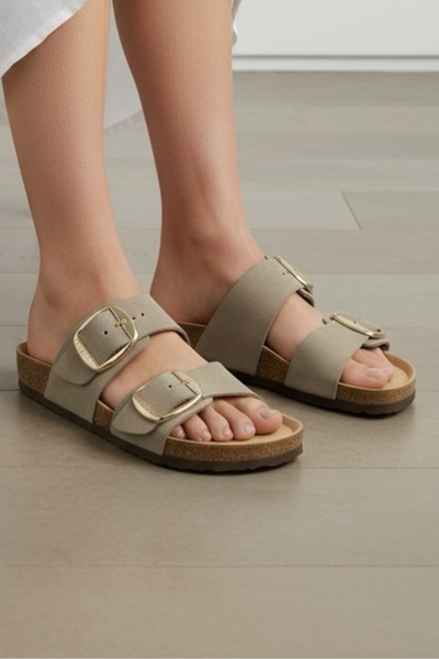 Land of Cork نعل من الفلين الطبيعي التشريحي بإبزيم كبير من جلد الغزال الأصلي