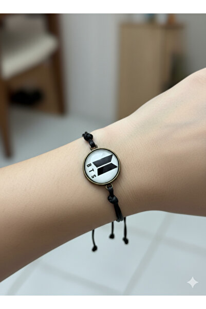 Herşey Nota BTS Tasarımlı Siyah Ayarlanabilir İpli Bileklik – Unisex K-Pop Te...