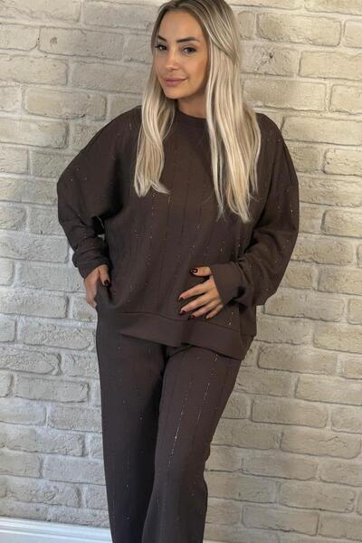 Muna Boutique طقم نسائي علوي وسفلي باللون البني تفاصيل مخططة لامع