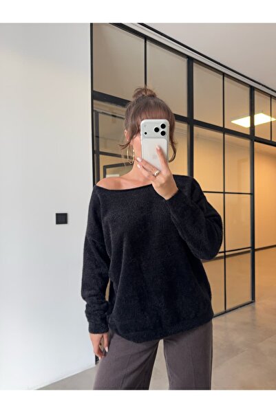 BB Bensu Buyruk Off-Shoulder Yumoş Textured Oversize Sweater