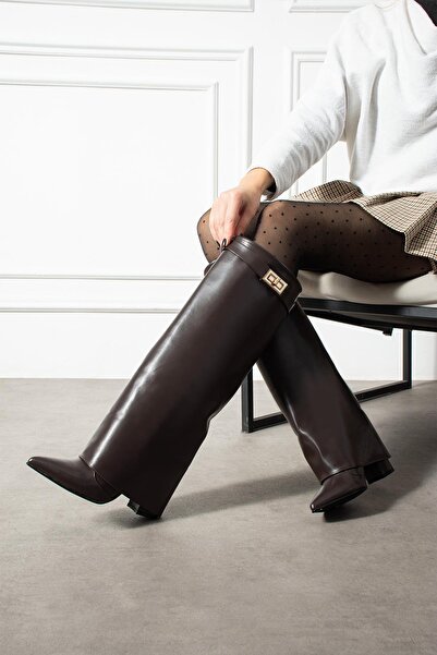 ShoeTek Γυναικείες μπότες Saix με χοντρό τακούνι με αγκράφα στο πλάι καφέ δέρμα