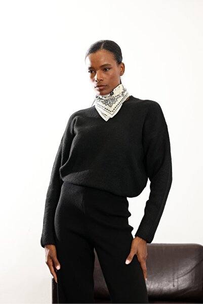 5in1Canpolat Μαύρο πλεκτό με μαλακή υφή με λαιμόκοψη 251297